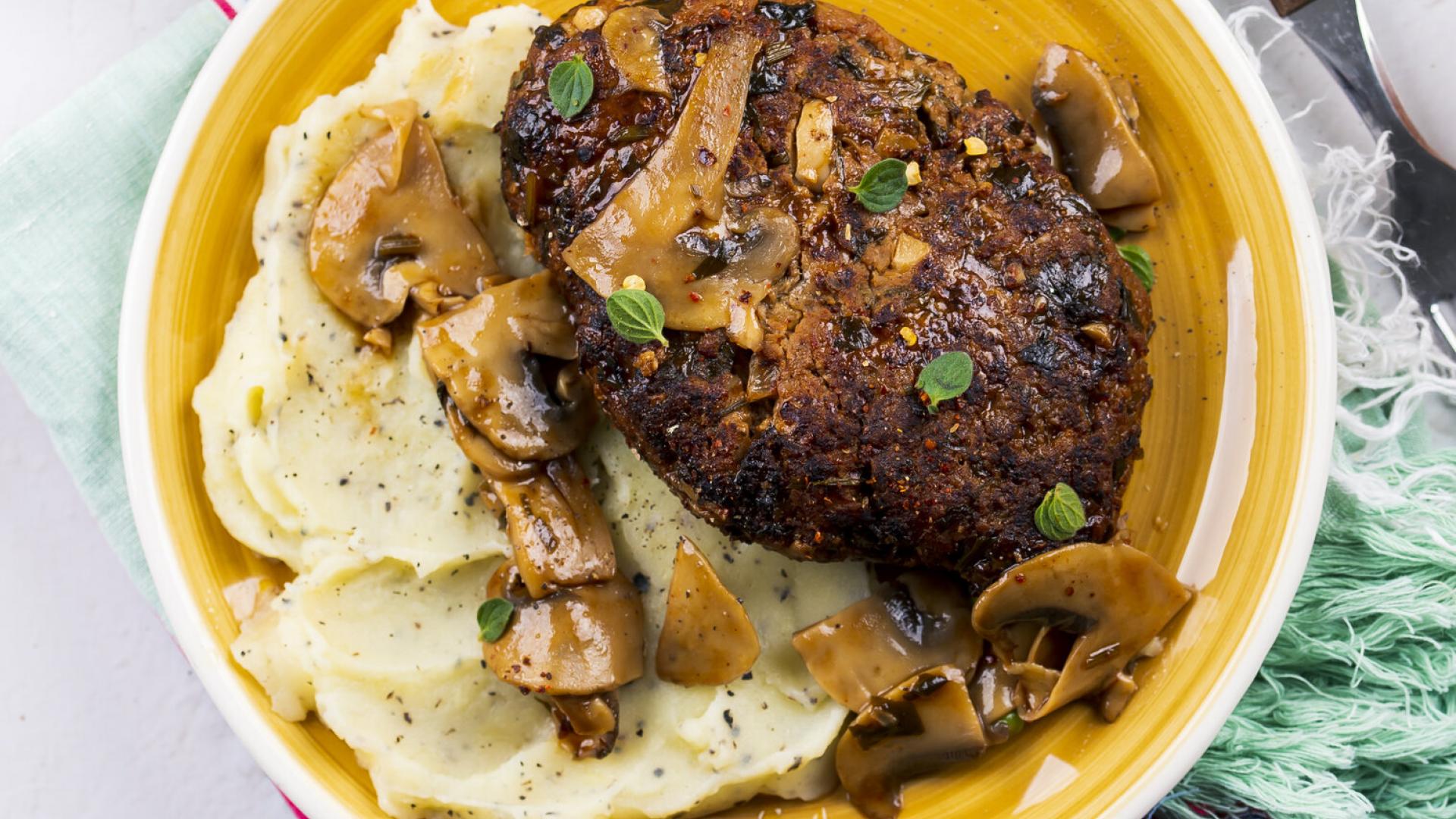 Turkey Salisbury Steak Mushrooms Gravy & Piure de Cartofi cu Trufe 1