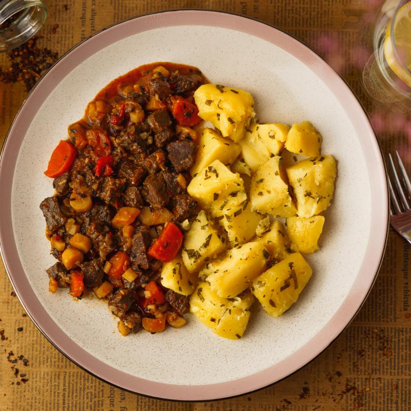Beef Goulash & Cartofi cu Aroma de Lamaie