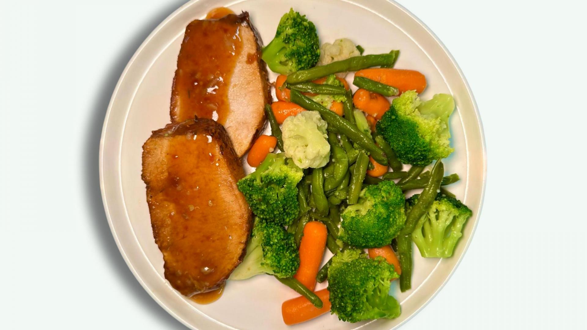 Cotlet de Porc cu Sos de Lamaie si Miere & Buchetiera de Legume 1