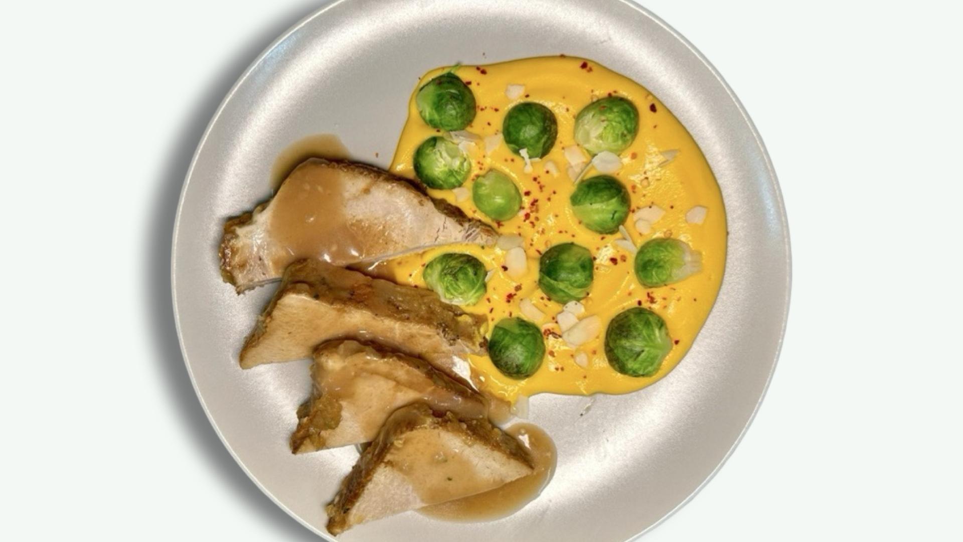 Cotlet de Porc cu Sos Gravy & Piure de Cartofi Dulci si Varza de Bruxelles 1