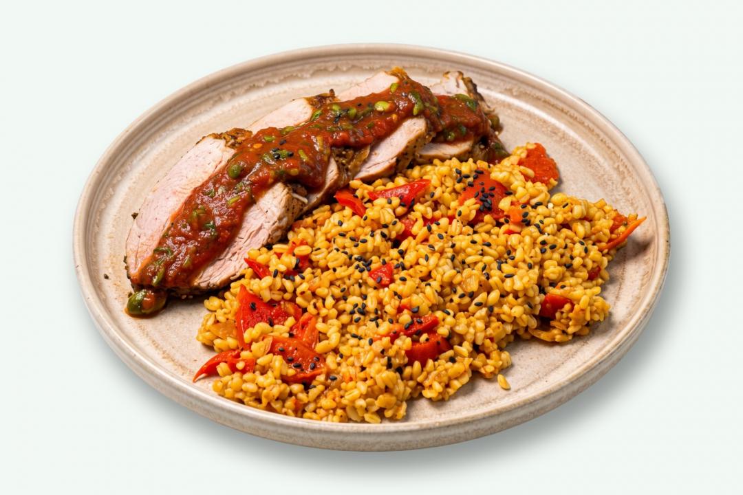 Mușchiuleț de porc în sos de roșii cu bulgur