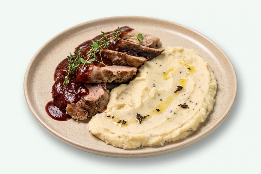 Mușchiuleț de porc în sos de vin cu piure trufat