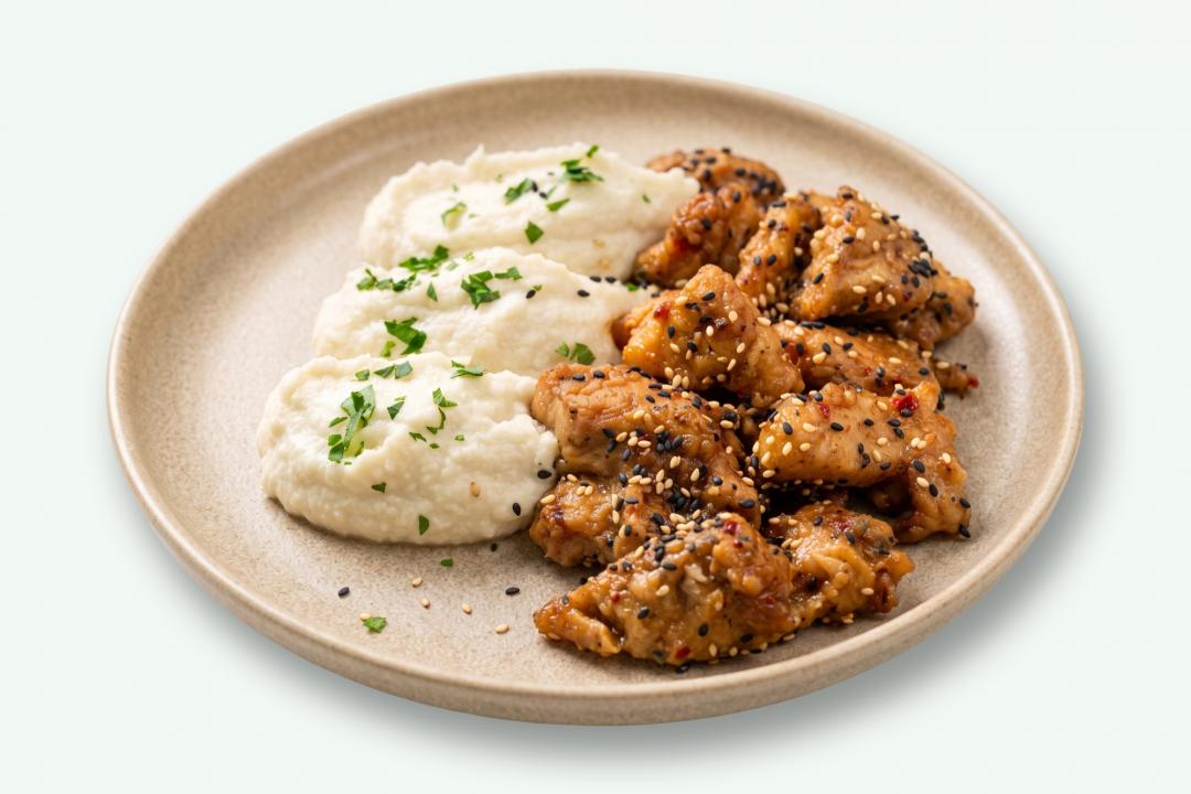 Popcorn Chicken cu piure de conopidă și usturoi copt