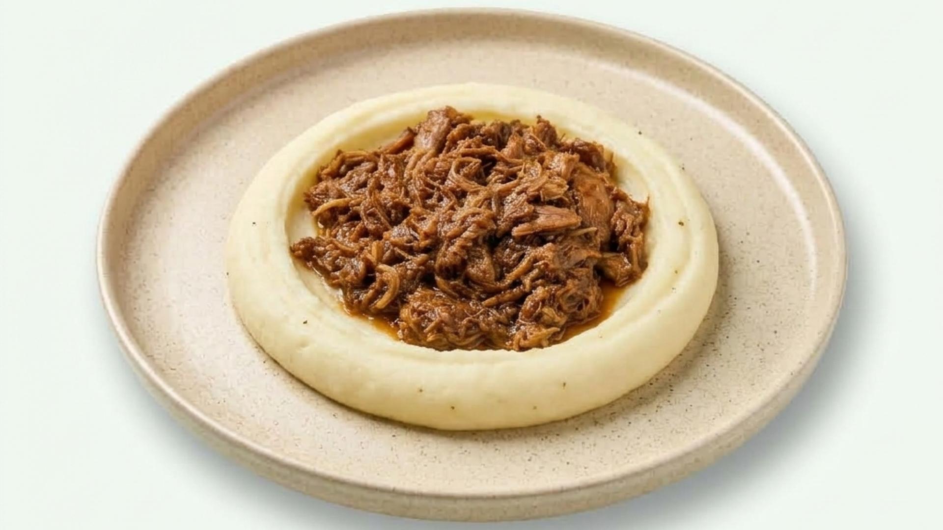 Pulled Chicken BBQ cu piure de cartofi și praz