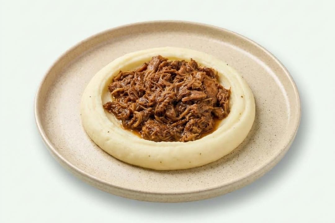 Pulled Chicken BBQ cu piure de cartofi și praz