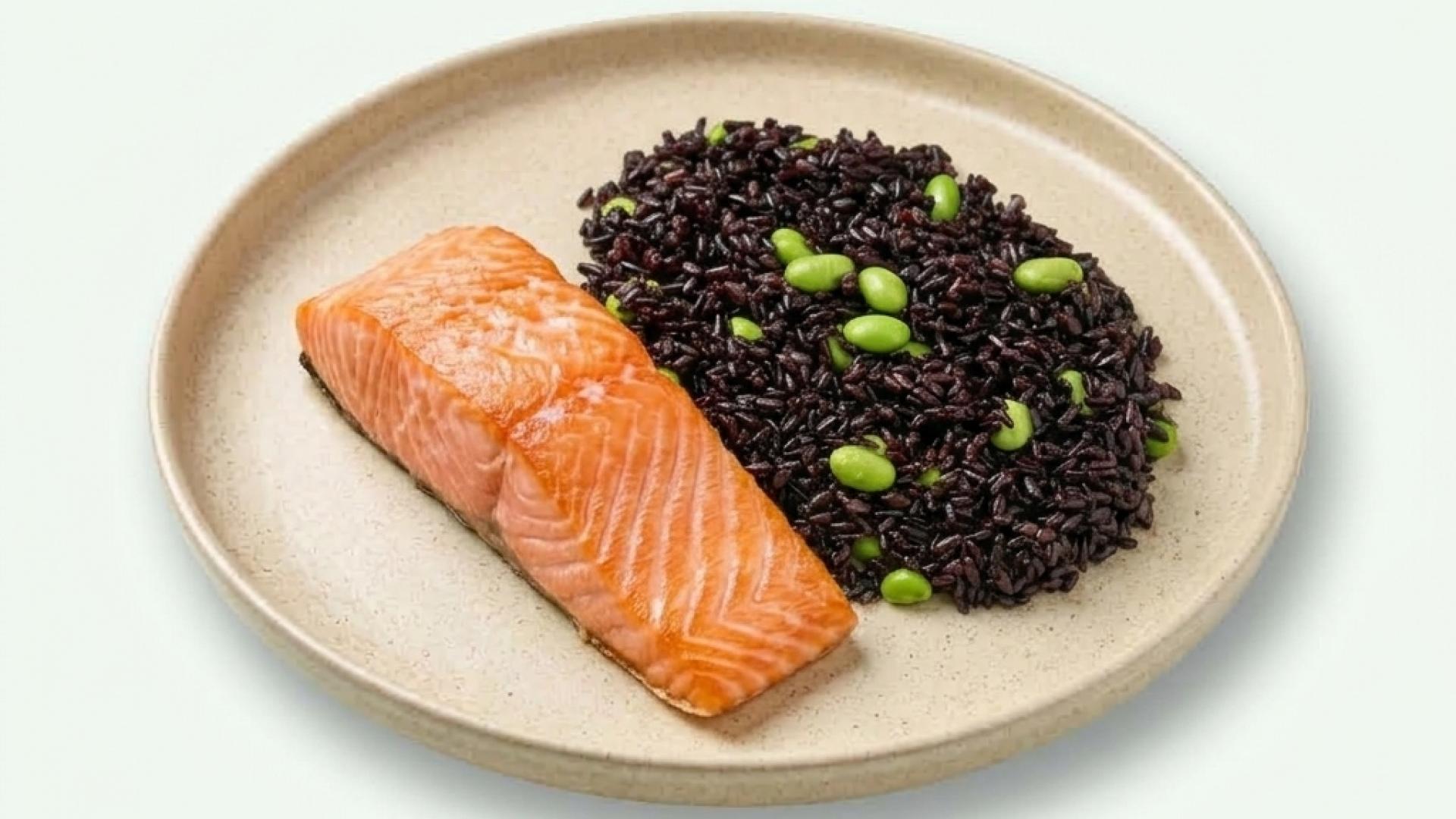 Somon Shiro Miso cu orez negru și edamame